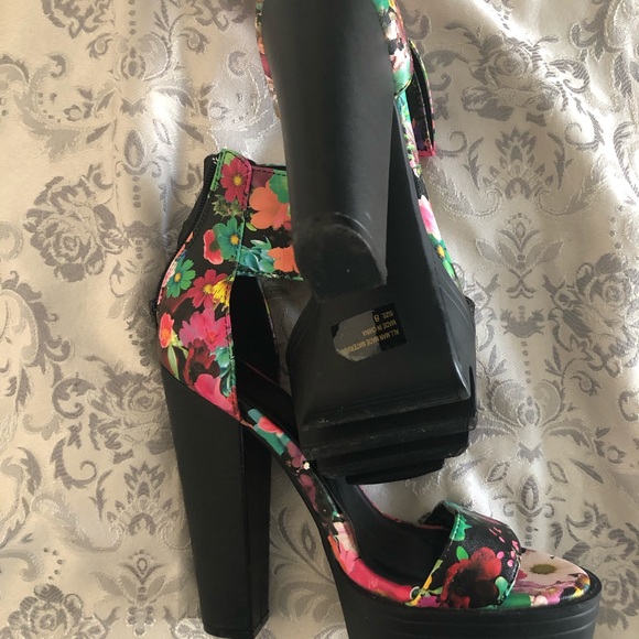 *** SOLD **Wild Diva Lounge Floral Print Platform - Picture 2 of 16